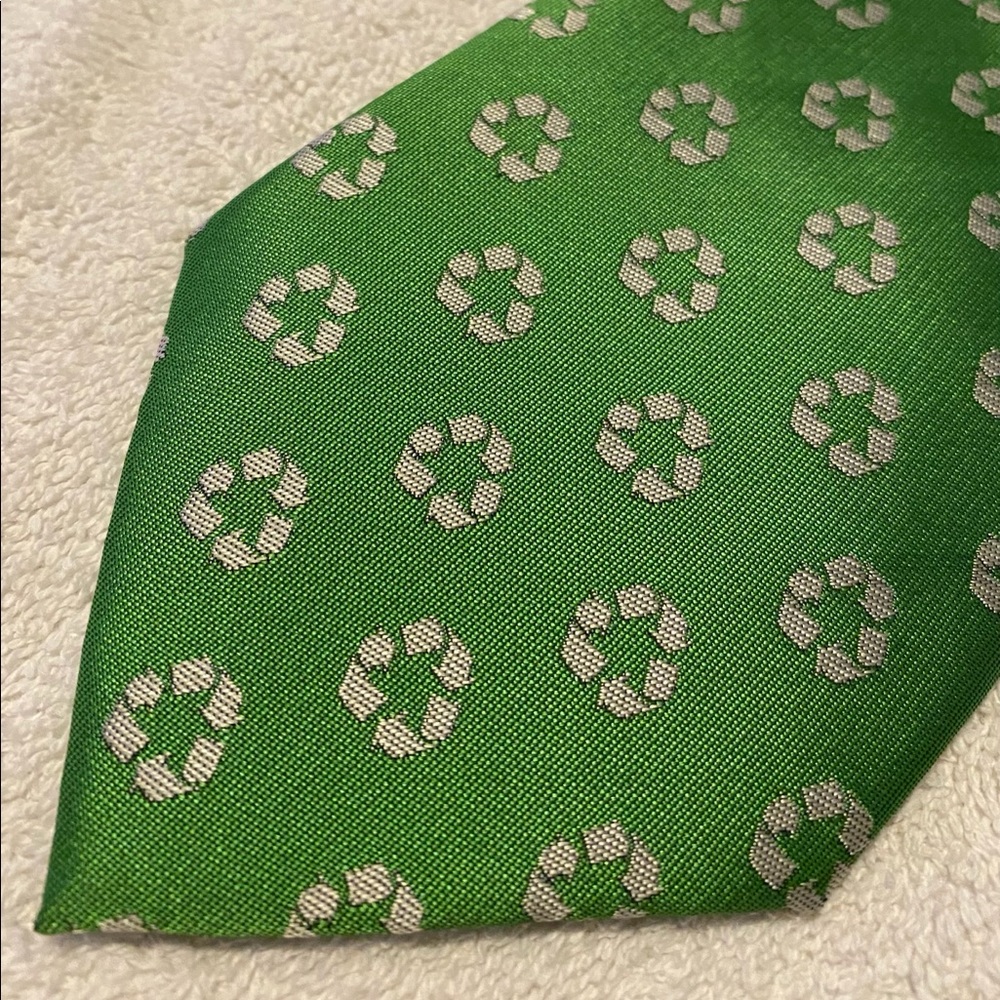 Brand New RECYCLE AND GO GREEN tie By WILD TIES